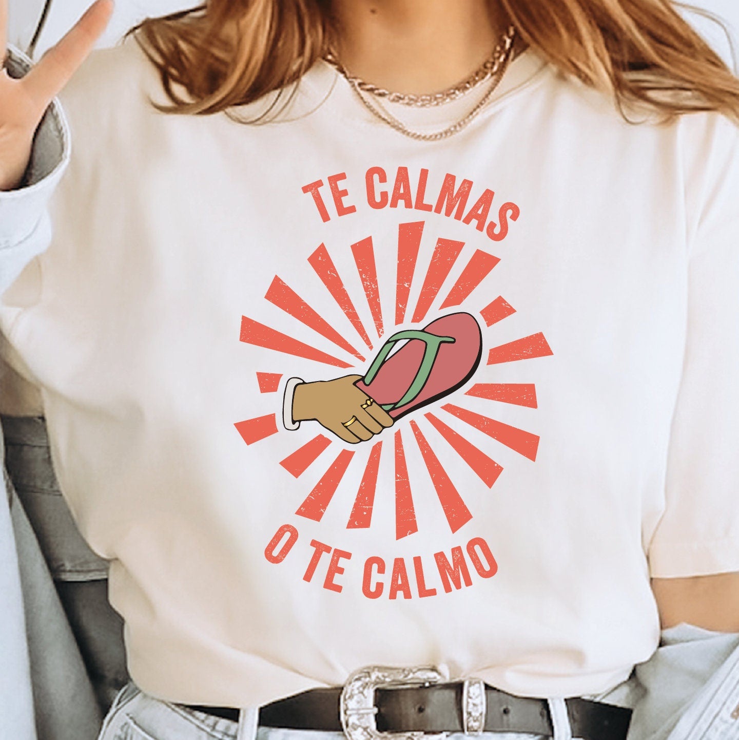 a woman wearing a t - shirt that says te calmas o te calmo
