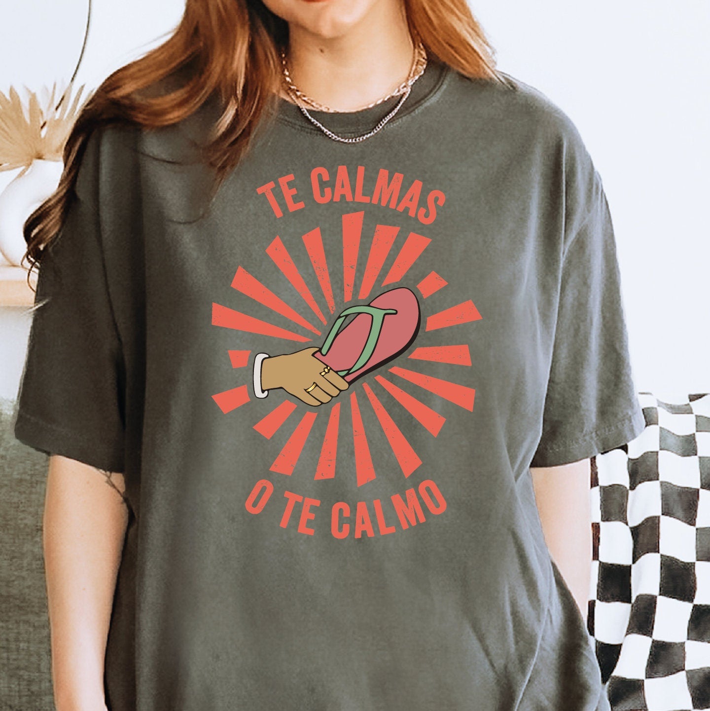 a woman wearing a t - shirt that says te calmas ot te camo